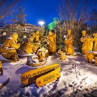 Am Heiligen Abend feiern viele Menschen in der Kirche Christi Geburt