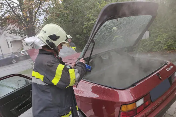 Mit einer Wärmebildkamera wurde überprüft, ob der Brand vollständig gelöscht worden ist.