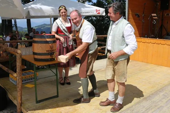 Die Veranstaltung, die von „ZirbenlandEvents“ und der Gemeinde Obdach organisiert wurde, lockte viele Gäste an, die in Dirndl und Lederhosen die besondere Atmosphäre genossen.