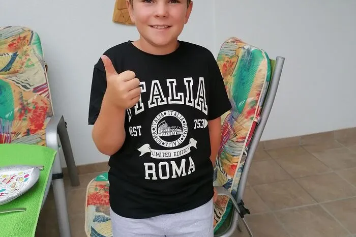 Das Recht ohne Krieg und in einem sicheren Zuhause aufzuwachsen ist wichtig, weil man dann keine Angst haben muss, dass man getötet wird oder dass jemand aus der Familie umgebracht wird. Weil man sich nicht vor bösen Menschen verstecken muss und Angst haben muss, dass man gefunden wird. Und weil man so viel zum Lachen hat im Leben und nicht so oft traurig sein muss. Lukas Paier, 8 Jahre