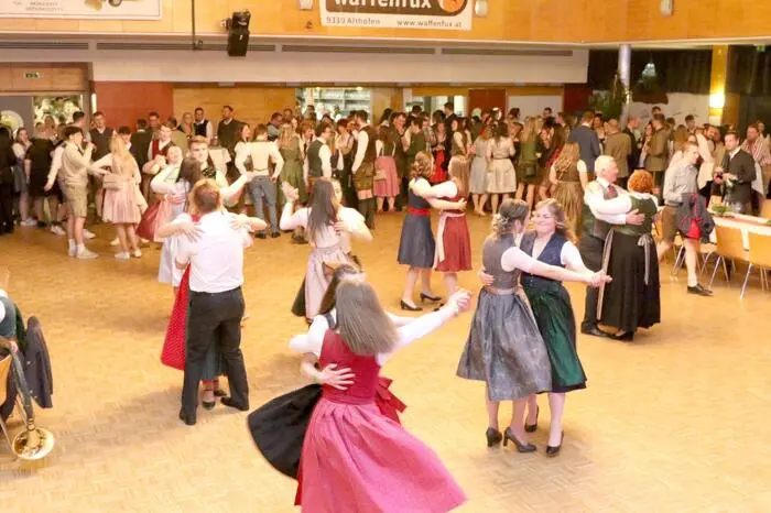 Zur Musik der „Silberbacher“ das Tanzbein schwangen neben mehreren Gemeindeoberhäuptern aus der Region unter anderen „Hausherr“ Bürgermeister Walter Zemrosser, Landeshauptmann-Stellvertreter Martin Gruber, Bezirkshauptfrau Claudia Egger-Grillitsch, Bezirksjägermeister Alfons Kogler, Richterin Annemarie Hartl, die Hegeringleiter Karl Prasser (Kappel/Krappfeld), Wolfgang Kogler (Meiselding) und Peter Ratheiser (Althofen/Guttaring) sowie die Landwirte Peter Funder und Günther Haas.