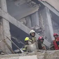 Iranische Einsatzkräfte arbeiten an einem Gebäude in Teheran, das durch die israelischen Angriffe beschädigt wurde. In Trümmern liegen nun wohl auch die Atomgespräche.