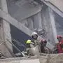 Iranische Einsatzkräfte arbeiten an einem Gebäude in Teheran, das durch die israelischen Angriffe beschädigt wurde. In Trümmern liegen nun wohl auch die Atomgespräche.