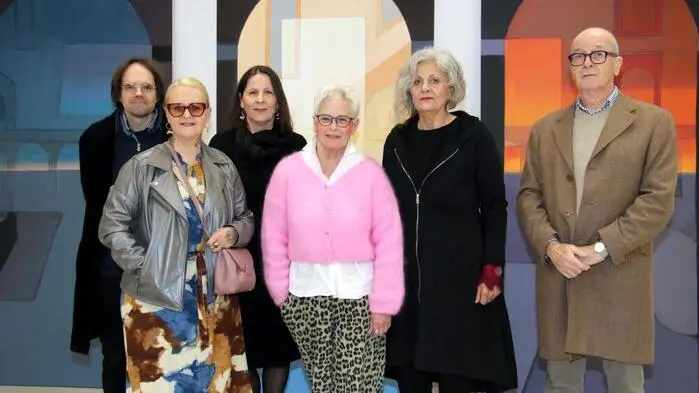„Im Rhythmus der Stille“ – so lautet der Titel einer Ausstellung, bei der sechs ausgewählte bildende Künstler und Künstlerinnen, nämlich Stephan Hafner, Judith Kokic Kragler, Erwin Lackner, Raymonde Marcher Greinix, Regina Uedl und Ingrid Wieser, Werke präsentieren, die sich mit dem Thema Stille und deren inspirierender Kraft auseinandersetzen.