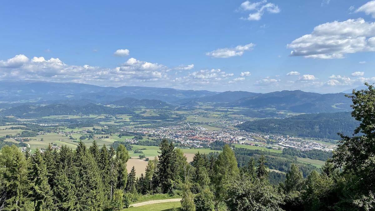 Der Blick vom 971 Meter hohen Lorenziberg auf die Stadt St. Veit