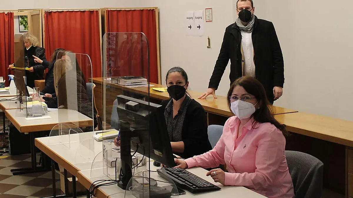 Wahlkommission beim Vorwahltag in Wolfsberg mit Wahlleiter Thomas Schmid