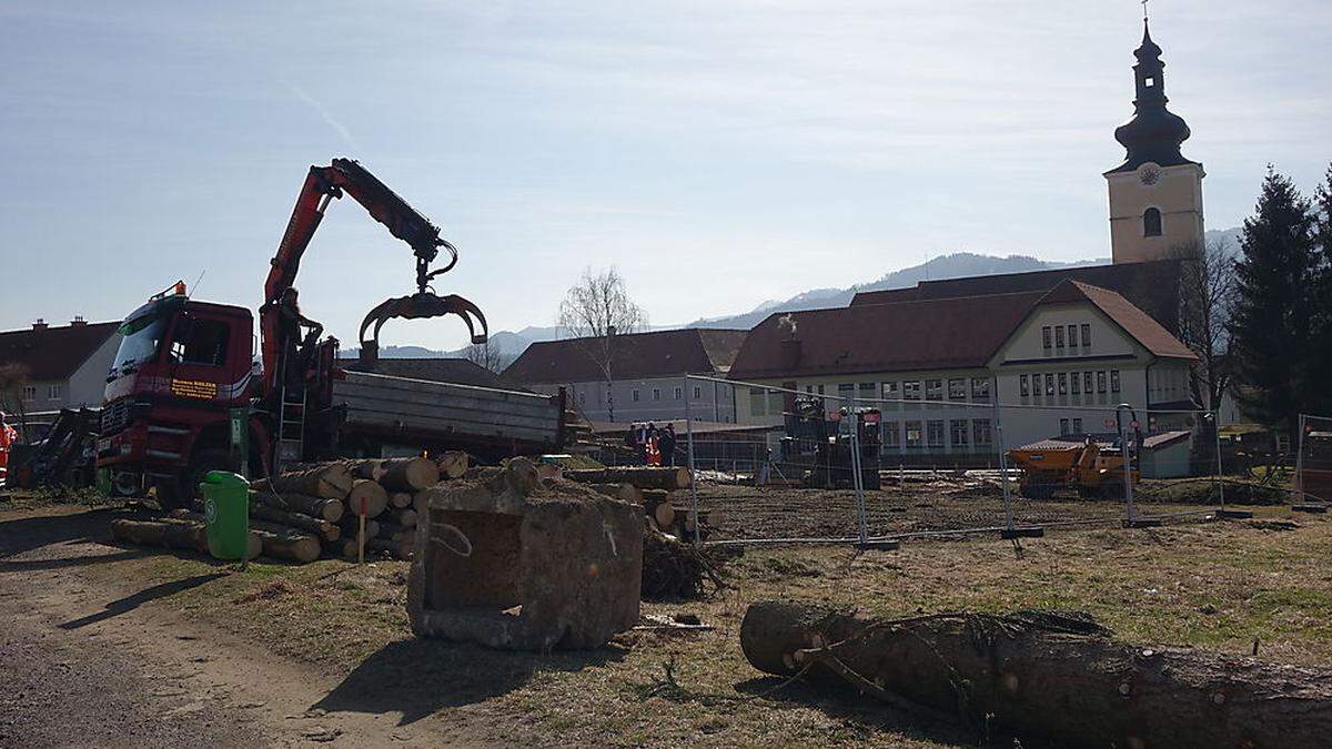 Die umfangreichen Arbeiten am neuen Spielplatz in St. Lorenzen haben bereits begonnen