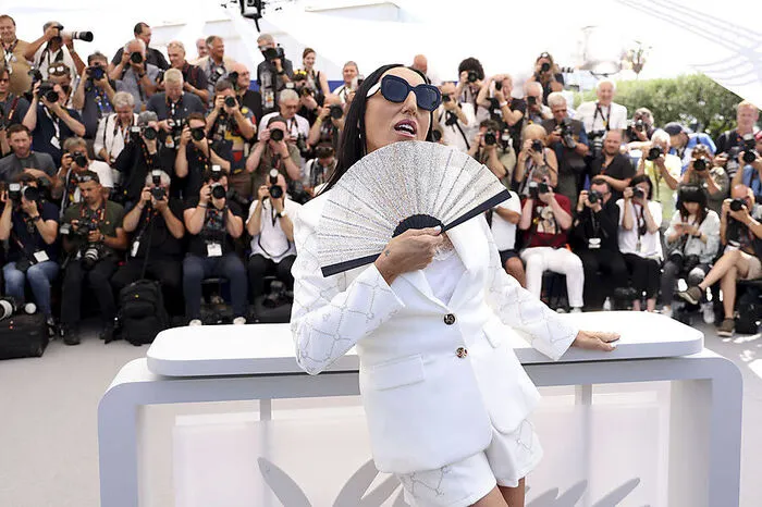Spanierin Rossy de Palma genießt den Pressetermin mit den Fotografen