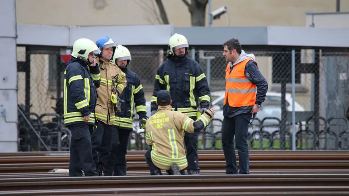 Der Linzer Hauptbahnhof ist durch einen Kabelbrand Freitagfrüh komplett lahmgelegt worden.