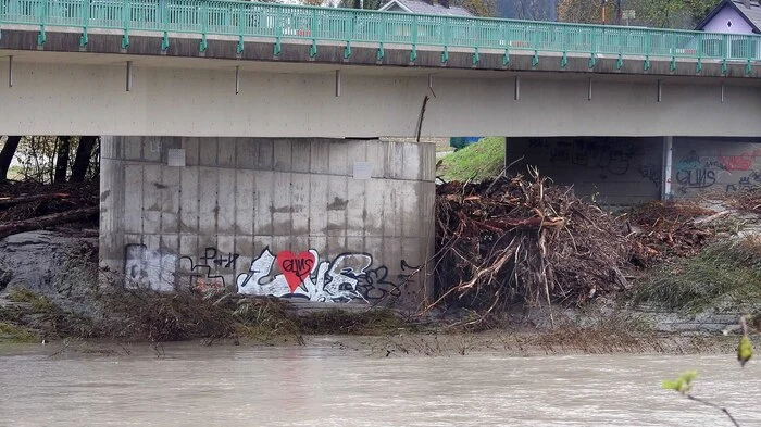 Die Drau bei Rosegg. Schwemmgut hat sich unter der Brücke gesammelt.