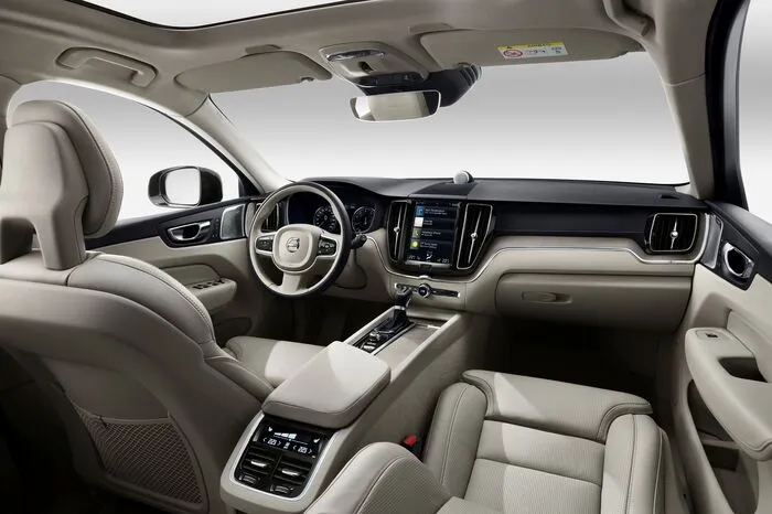 Doch nicht nur unterm Blech profitiert der XC60 von seinen größeren Brudern. Die Sitze etwa stammen eins zu eins aus der größeren SUV-Baureihe, das digitale Cockpit ist von der Hardware zwar auch ähnlich, zeigt sich nun aber modernisiert, was die dargestellten Grafiken betrifft.