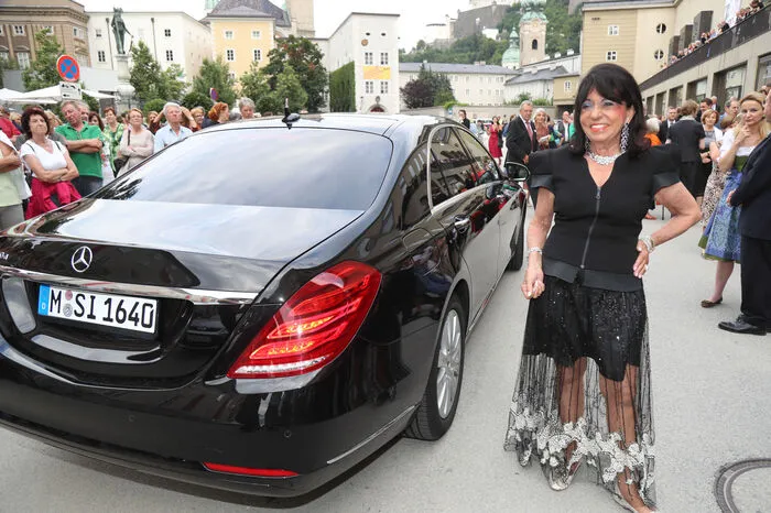 ... die deutsche Unternehmerin Regine Sixt in einem Kleid, das viel Beinfreiheit erlaubt ...
