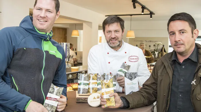 Stolz auf ihr Produkt: Martin und Hannes Stocklauser mit Bernhard Haberl (v. l.)