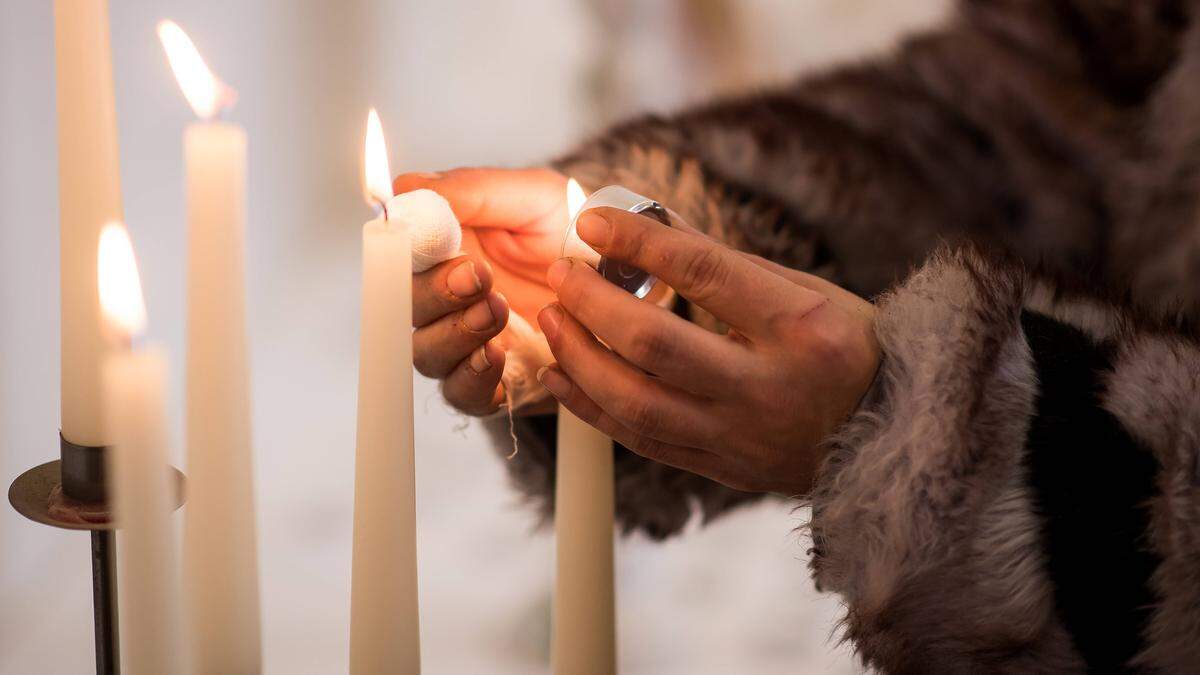 Warm anziehen müssen sich die Gläubigen