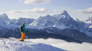 Ein Skifahrer im Skizentrum Hochpustertal-Sillian blickt auf die Berge