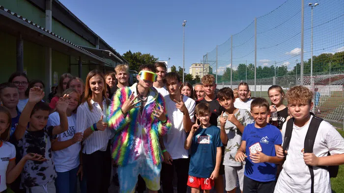 Je schriller die Personality, desto mehr Follower. Beim ersten Influencer Treff am Samstag ab 14 Uhr im Jump Dome in der Klagenfurter Innenstadt hinter dem St. Veiter Ring tauchten viele Leute auf. Drinnen wurde gejumpt, draußen geselfiet. Vor allem Ian Jules war ein buntes, gefragtes Fotomotiv (siehe Foto). Mit viel Musik ging es auf der bis 19.30 Uhr angesetzten Influencer Party bei freiem Eintritt durch den Nachmittag.