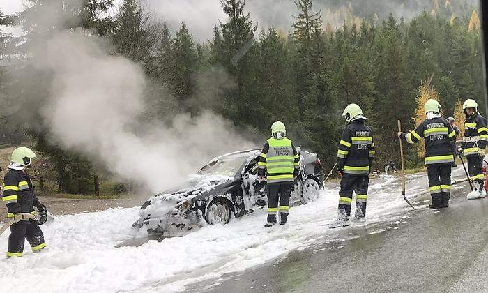 Das weiße Material ist kein Schnee, sondern spezieller Löschschaum für den Brand von Fahrzeugen