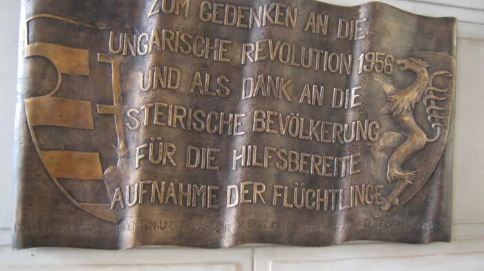 Gedenktafel in der Schmidtgasse. Sie wurde vom Club der Grazer Ungarischen Studenten zum 20-Jährigen Fall des Einsern Vorhanges der Stadt Graz geschenkt