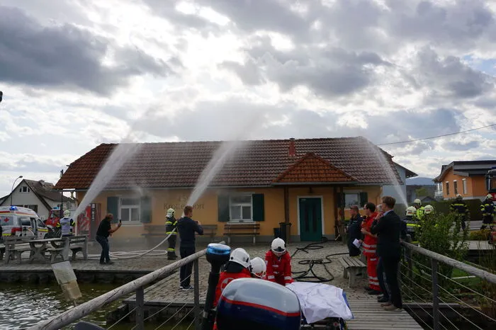 Währenddessen löscht die Feuerwehr den entstandenen Brand von außen, bevor sie in das Gebäude vordringt.