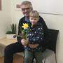 Der kleine Laurin hat für seinen Papa und seine Mama auch gleich zwei Blumen mitgenommen