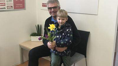 Der kleine Laurin hat für seinen Papa und seine Mama auch gleich zwei Blumen mitgenommen