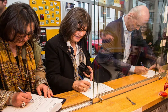 Veronica Kaup-Hasler, Andrea Kager-Schwar und Peter Resetarits beim Check in im VinziTel 