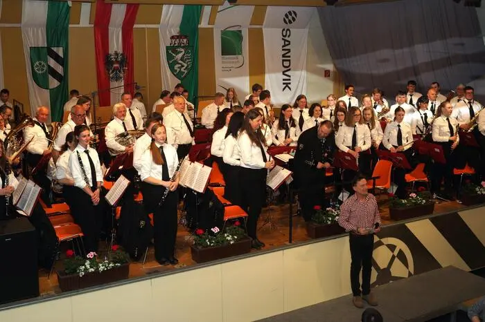 Beim Konzertmarsch „Bergmanns Ehre“ war gar der Komponist, Kapellmeister Dietmar Aschaber, selbst anwesend.