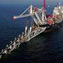 In der Ostsee vor der Insel Rügen werden Rohre für die Gaspipeline Nord Stream 2 verlegt