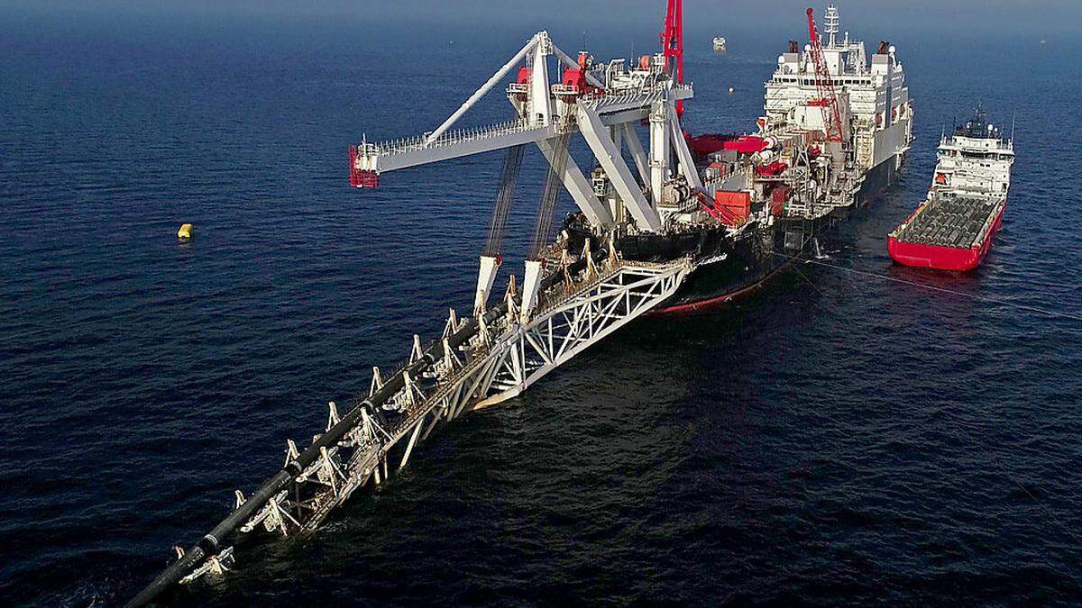 In der Ostsee vor der Insel Rügen werden Rohre für die Gaspipeline Nord Stream 2 verlegt