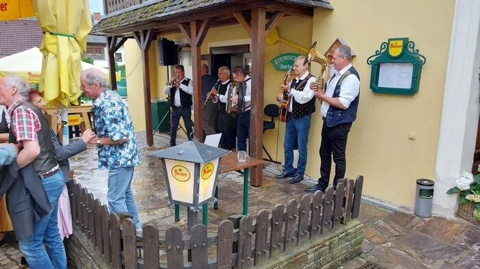 Zahlreiche Besucherinnen und Besucher, vor allem aus der Gemeinde Schöder, feierten am 29. Juli mit der Familie Anton und Astrid Petzl sowie ihren beiden Kindern Lorenz und Elisabeth das Jubiläum "600 Jahre Hirschenwirt".