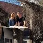 Tanja Hölzl und ihr Vater Josef im derzeit verwaisten Gastgarten des Bachwirts in Knittelfeld