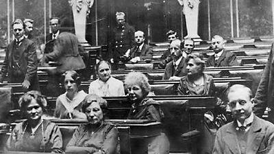 Die Kärntner Tabakarbeiterin Maria Tusch war eine der acht ersten Frauen im Parlament (dritte Reihe links).