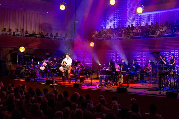 Bild zeigt Andreas Gabalier bei einem Unplugged-Konzert 2017 in der Schweiz