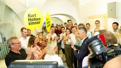 Viel Applaus aus den eigenen Reihen am Ende eines langen Wahltags für ÖVP-Graz-Chef Kurt Hohensinner
