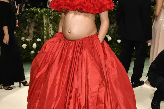 Herzlichen Glückwunsch! Model und Schauspielerin Adwoa Aboah ist schwanger. Sie zeigte sich am Roten Teppich der Met Gala erstmals mit Babybauch. Diesen setzte sie gekonnt in Szene