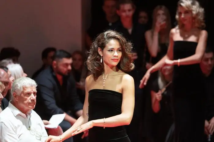 ... bevor Models am Catwalk die neuen Schmuckstücke der Kollektion ICONIC M präsentierten.