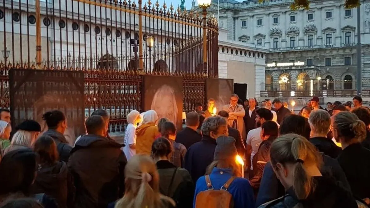 Zahlreiche Menschen kamen, um an der Mahnwache am Ring teilzunehmen