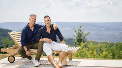 Ralf Schumacher, Bruder des siebenmaligen Formel-1-Weltmeisters Michael Schumacher, hat im Juli 2024 in einem Instagram-Post seine Homosexualität und Beziehung öffentlich gemacht