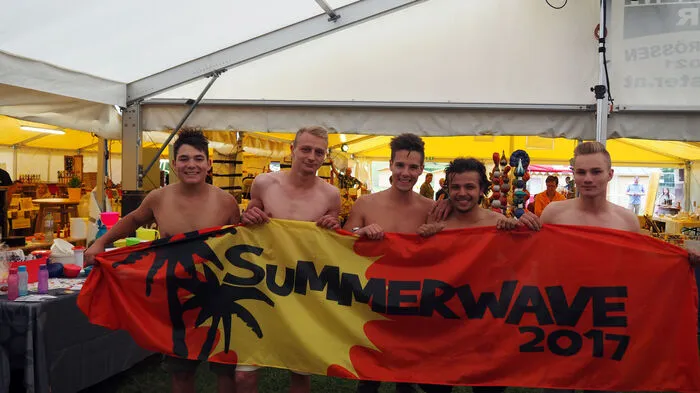Samstagnacht stand Matakustix bei der ersten Summerwave auf der Bühne des Festzeltes am Rauschelesee. Am Sonntag, 25. Juni, waren die Aussteller und die Besucher froh, dass sie bei der ersten Kärntner Seemesse, ein Dach über dem Kopf hatten. Die ganztägige Verkaufsausstellung startete um zehn Uhr.