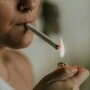 Junge Frau, die sich eine Zigarette anzündet