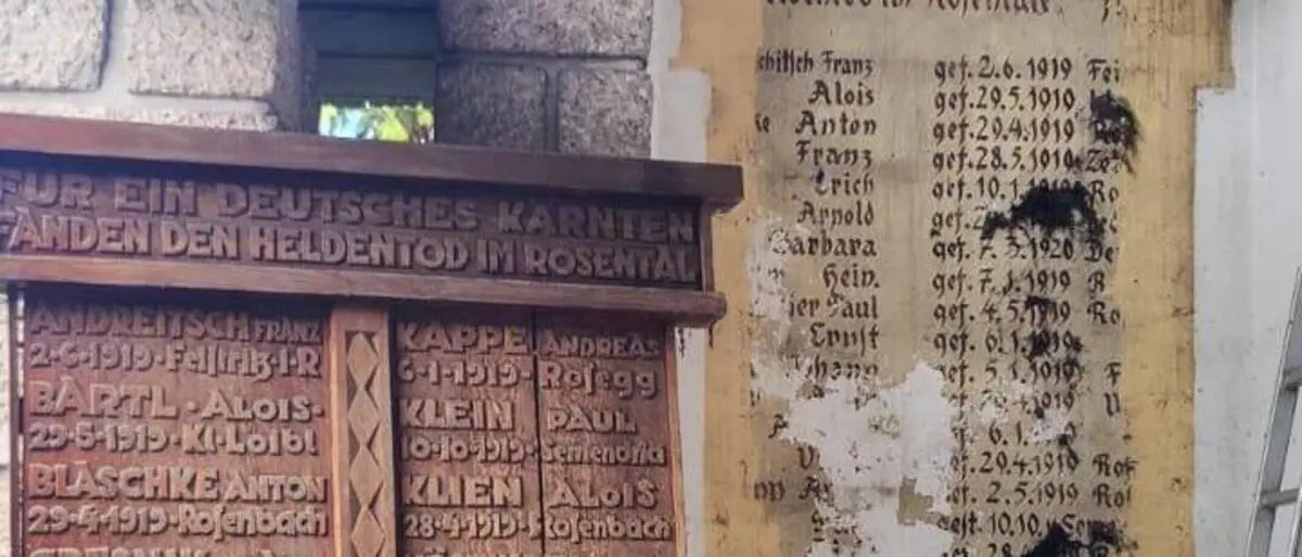 Hinter den Holztafeln fanden sich auf Stein geschrieben ebenfalls die Namen der Gefallenen - jedoch ohne den Zusatz „Für ein deutsches Kärnten“