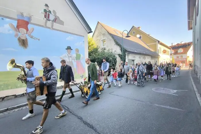 Im Anschluss fand der Umzug mitsamt Erntedankwagerl des Kindergartens und musikalischer Begleitung der MMS Großklein zum Weindörfl-Platz statt