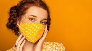 Mund-Nasen-Schutz –  möglichst wenig daran zupfen    	 