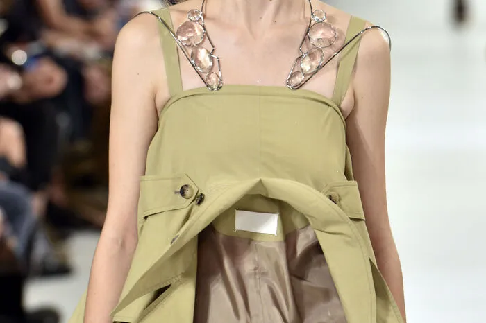 Modekenner sprechen bei den Kollektionen von Maison Margiela von avantgardistischen und dekonstruktivistischen Einflüssen.