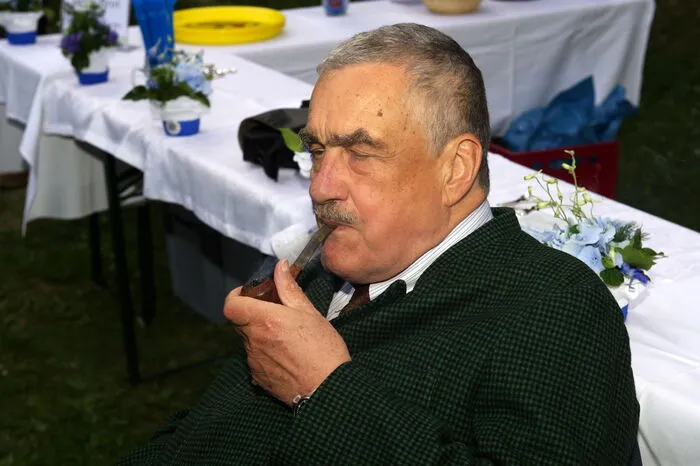 Nach dem Zusammenbruch des Kommunismus wurde er Kanzleichef von Präsident Vaclav Havel, später tschechischer Außenminister.