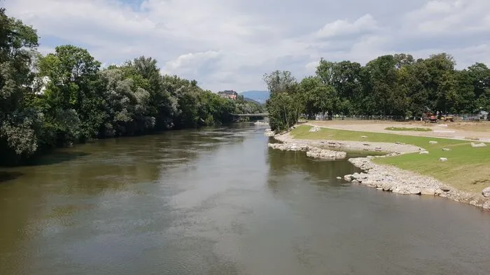 Vom Augartensteg aus sieht man die Bucht: Die kleinen, vorgelagerten Inseln sind bereits fertig und auch bepflanzt