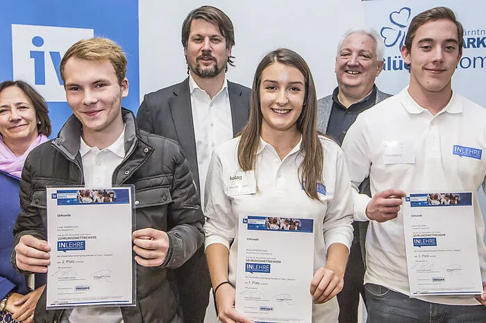 Die Deutsch-Gewinner vorne von links: Lucas Seebacher (Lam Research, zweiter Platz), Miriam Ramsbacher (Kelag, erster Platz) und Patrick Zelenka (Teribacher Industrie AG, dritter Platz)