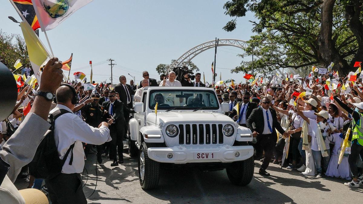 Jubelnder Empfang für Papst Franziskus in den ärmsten Inselstaaten