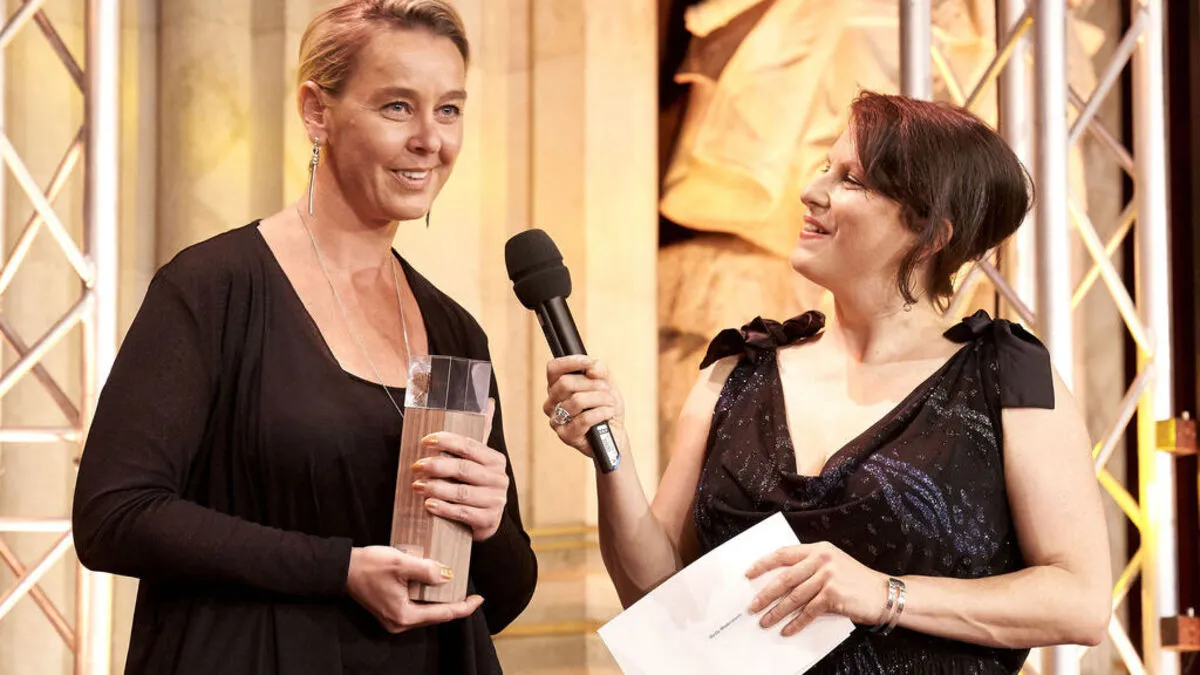 Christiane Stöckler von der Antenne ist die beste Radiomoderatorin Österreichs 2016 (im Bild mit Gala-Moderatorin Dani Linzer) 