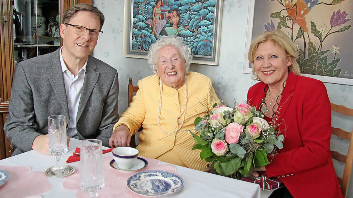 Jubilarin Katharina Hönigmann mit Sohn Tono und Bürgermeisterin Maria-Luise Mathiaschitz